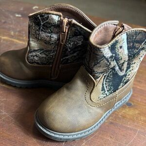 Steve Madden Kids Boots in Brown and Camouflage